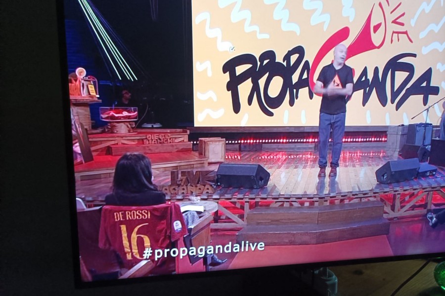 La maglia di De Rossi in Propaganda Live