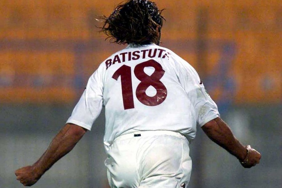 Gabriel Batistuta esulta dopo un gol nella stagione 2000-01