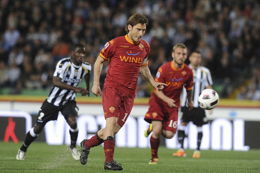 Francesco Totti trasforma un calcio di rigore contro l'Udinese il 9 aprile 2011