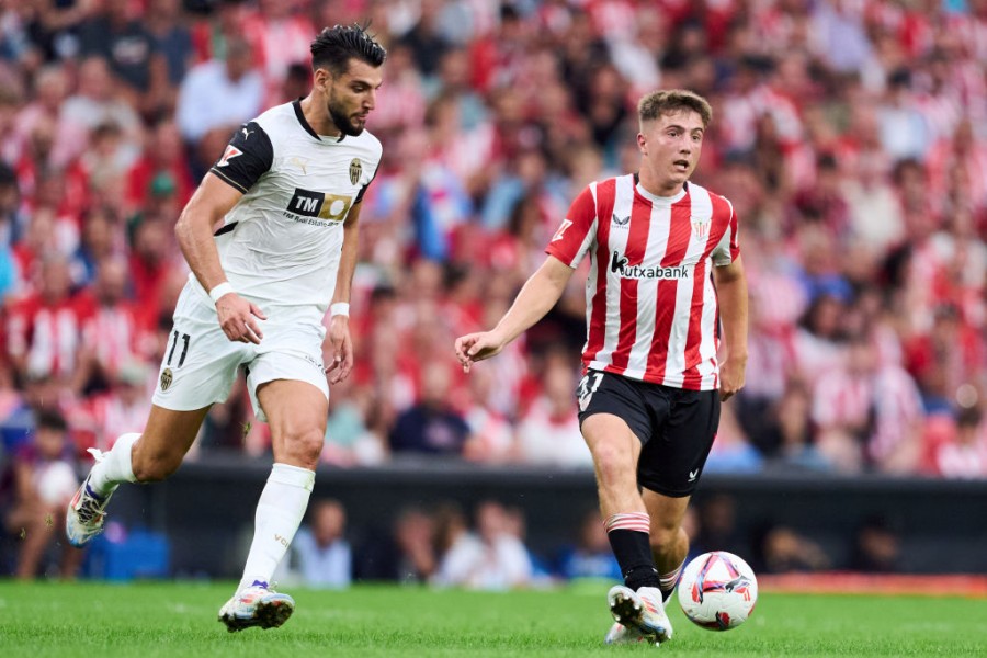 Rafa Mir durante una partita del Valencia