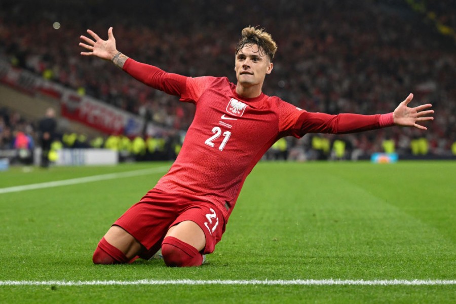 Zalewski esulta dopo aver segnato il gol decisivo contro la Scozia