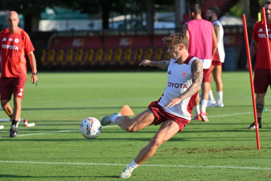 Nicola Zalewski mentre si allena a Trigoria