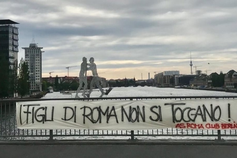 Lo striscione del Roma Club Berlino 