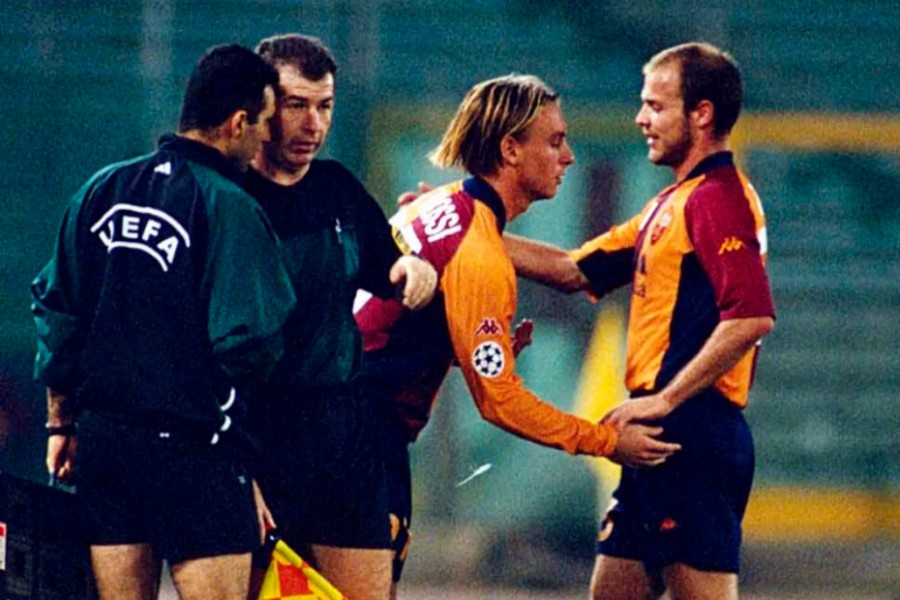 Il momento dell'ingresso in campo di De Rossi al posto di Tomic