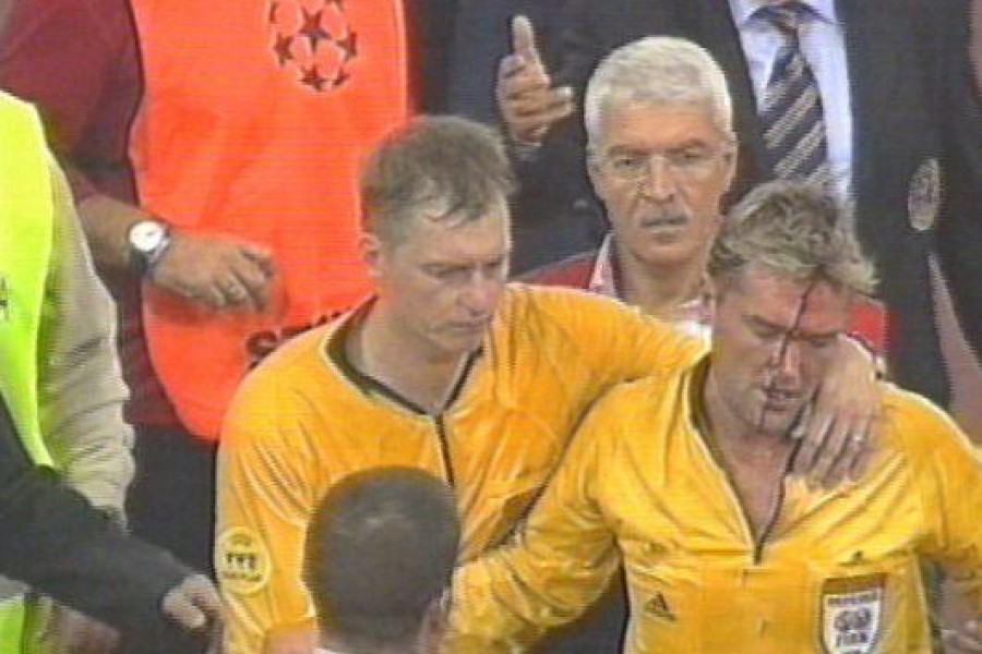 Il frame televisivo che mostrò l'arbitro Frisk colpito