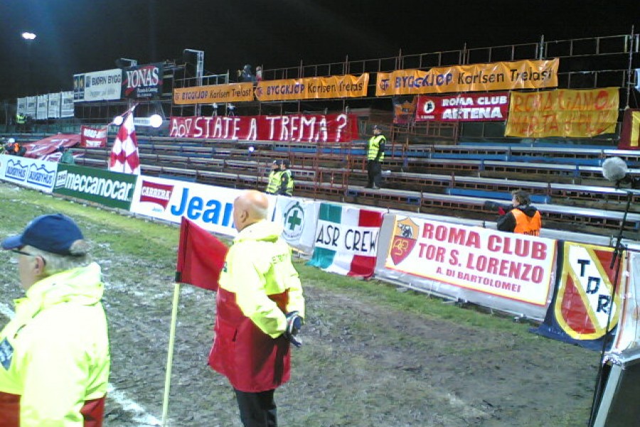 Lo striscione esposto a Tromsø dai tifosi romanisti