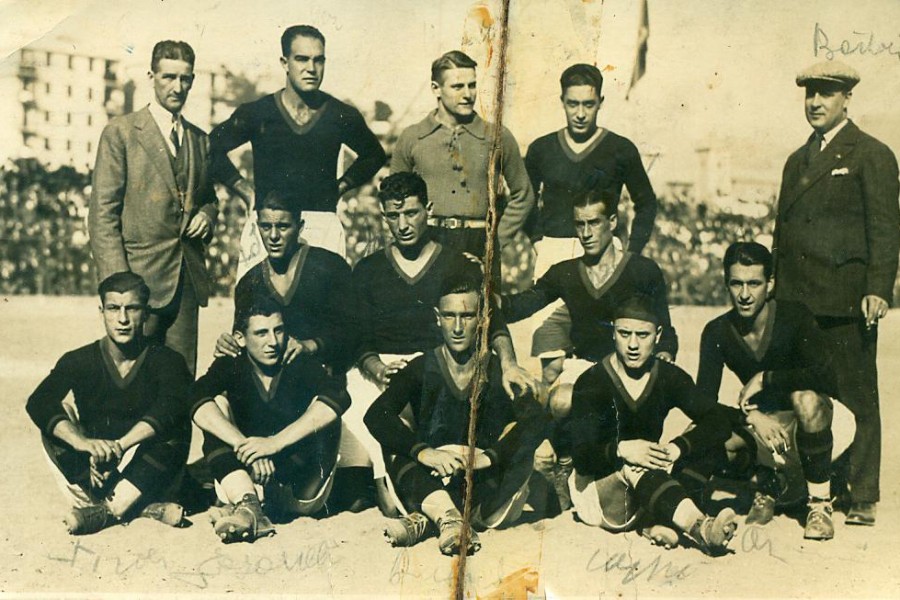 La squadra scesa in campo il 2 ottobre 1927 in una foto d'epoca