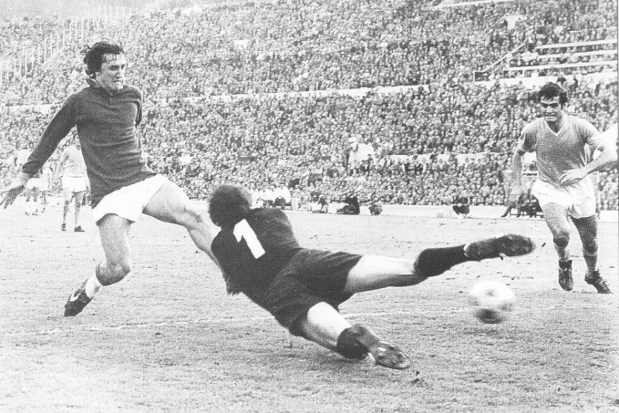 Valerio Spadoni in azione contro il Napoli il 29 ottobre 1972