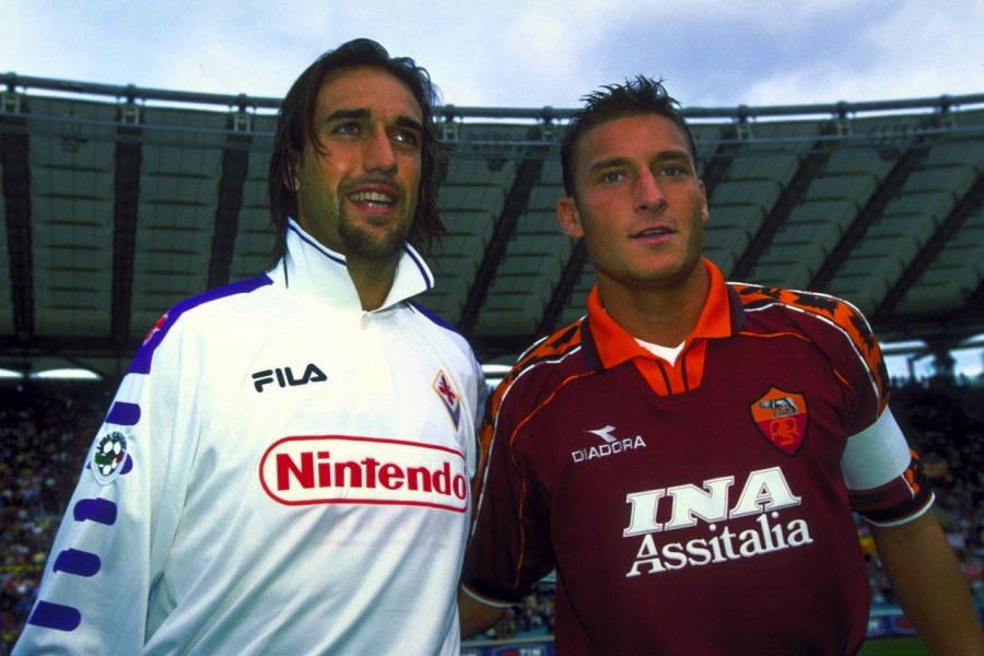 I due capitani, Totti e Batistuta, posano insieme prima del fischio d'inizio