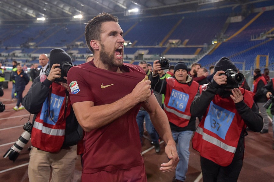 Strootman nel 2016 esulta dopo l'ultima vittoria della Roma in casa della Lazio