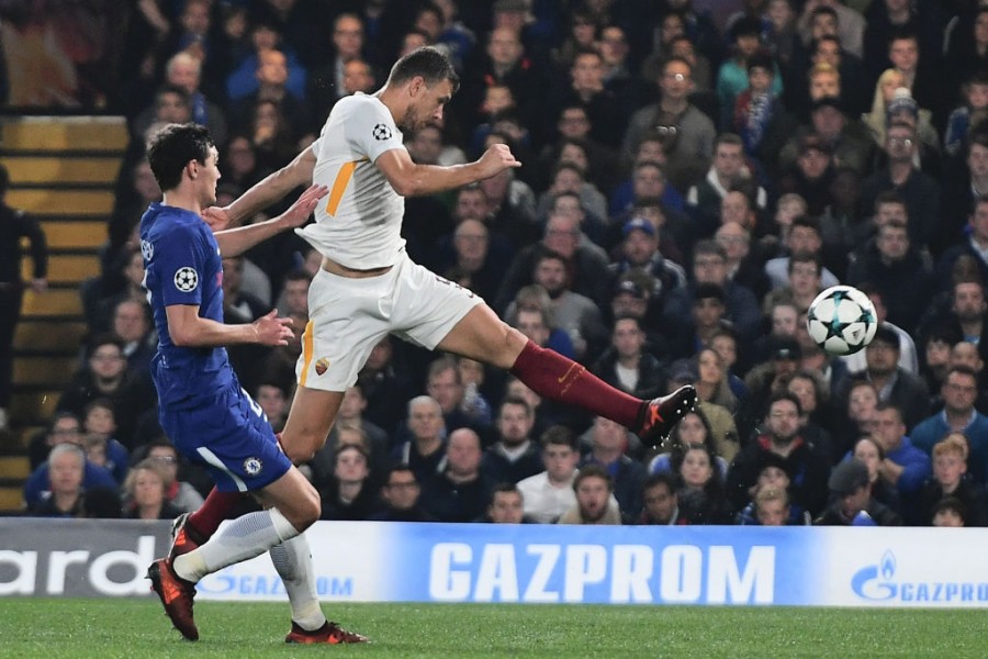 La botta al volo di Edin Dzeko che vale il 2-2 a Stamford Bridge
