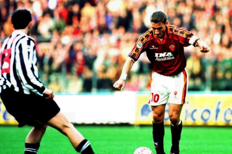 Francesco Totti in azione contro la Juve il 15 novembre 1998
