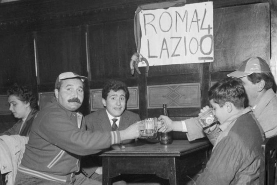 Un gruppo di tifosi brinda al netto successo della Roma