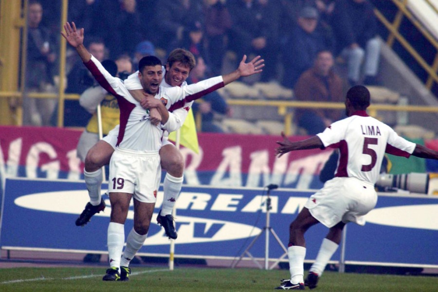 Samuel festeggia il gol del vantaggio al Dall'Ara
