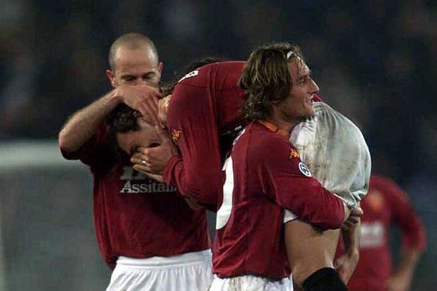 Batistuta, in lacrime, festeggiato da Totti e Zago