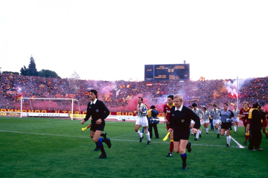L'ingresso in campo delle squadre il 30 novembre 1986
