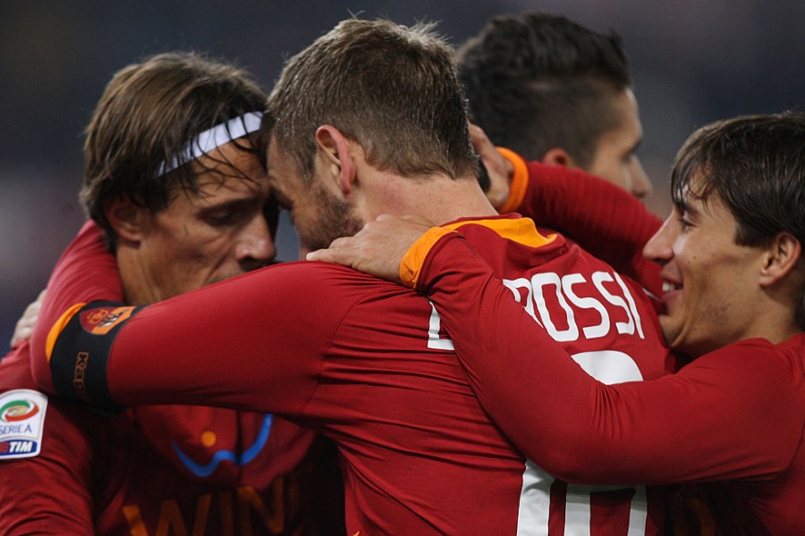 L'esultanza di De Rossi, Taddei e Bojan dopo uno dei due gol romanisti