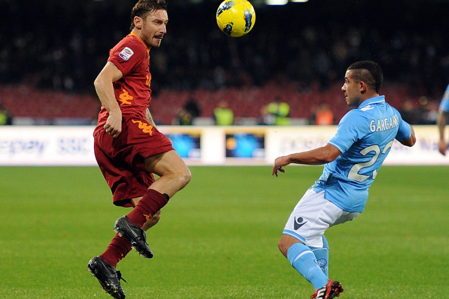 Francesco Totti in azione durante Napoli-Roma del 18 dicembre 2011