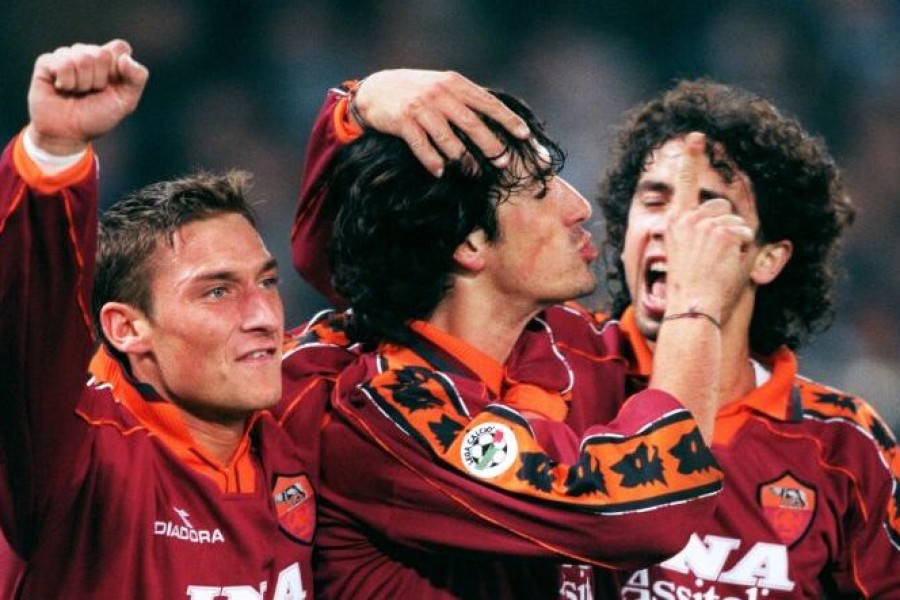 Delvecchio esulta con Totti e Tommasi dopo il primo gol romanista