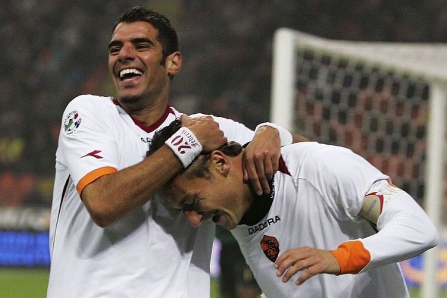 L'esultanza di Totti e Perrotta dopo il primo gol giallorosso
