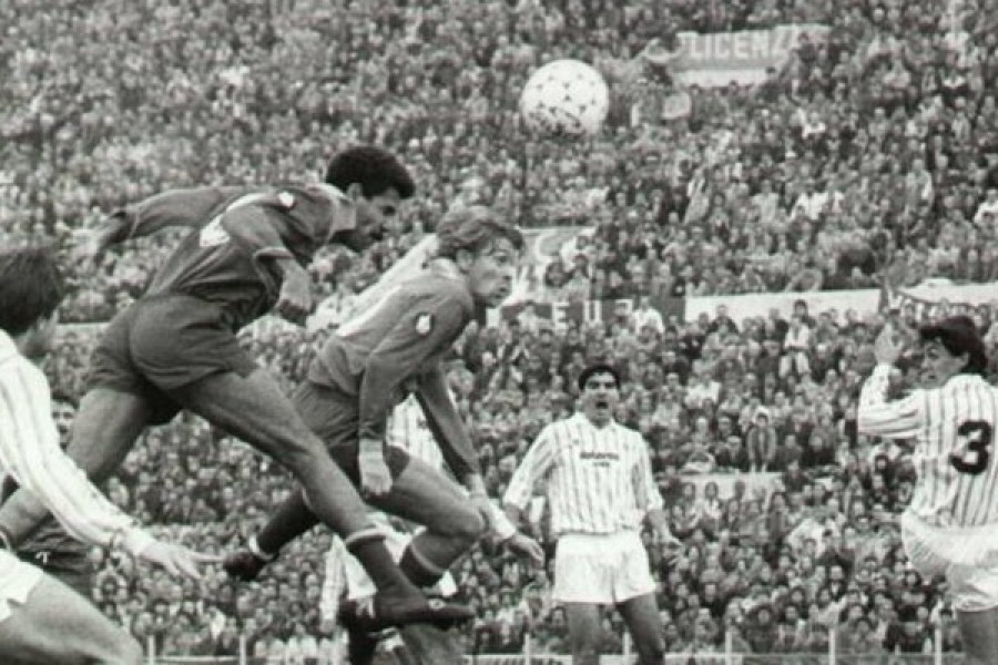 Il colpo di testa di Cerezo per il raddoppio romanista. Sullo sfondo è visibile Agostino Di Bartolomei con la maglia del Milan