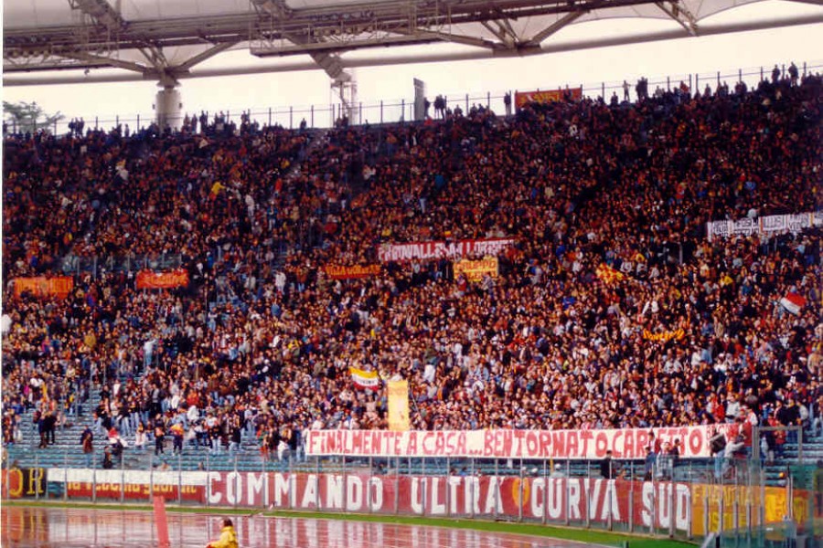 Lo striscione per Carlo Mazzone in Curva Sud