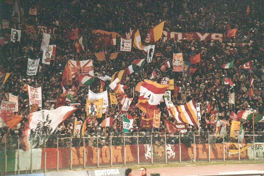 La Curva Sud in occasione di Roma-Milan del 16 dicembre 2001