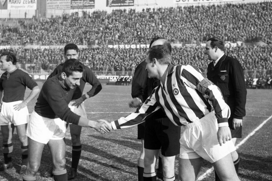 Alcides Ghiggia stringe la mano a Boniperti prima di un Roma-Juve