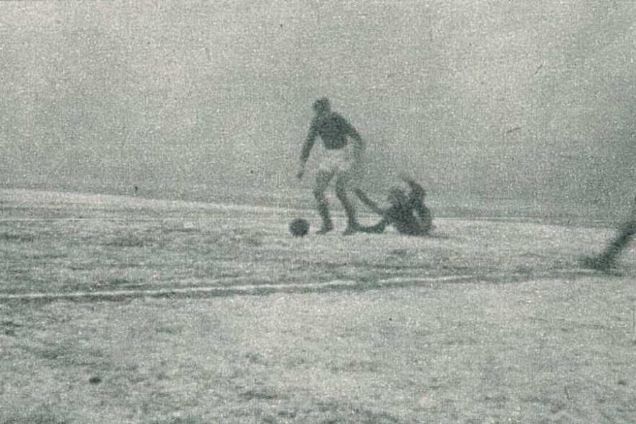 Alcides Ghiggia si appresta a dribblare Buffon e a segnare il gol del raddoppio