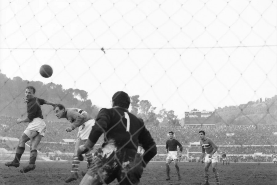 Giacomo Losi firma di testa il gol della vittoria contro la Sampdoria