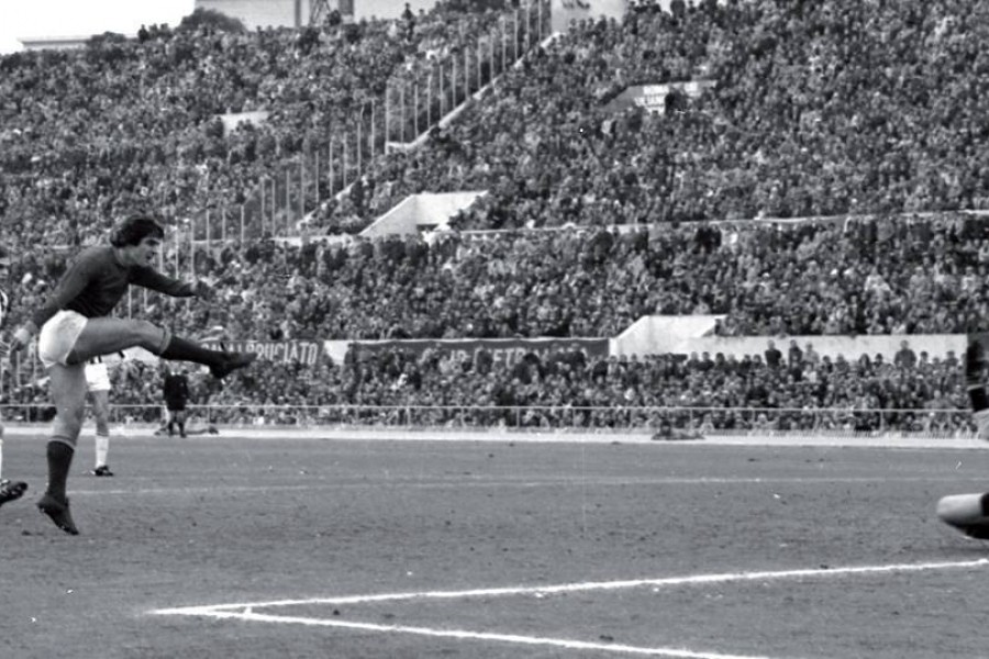 Ago firma il gol del vantaggio il 30 gennaio 1977