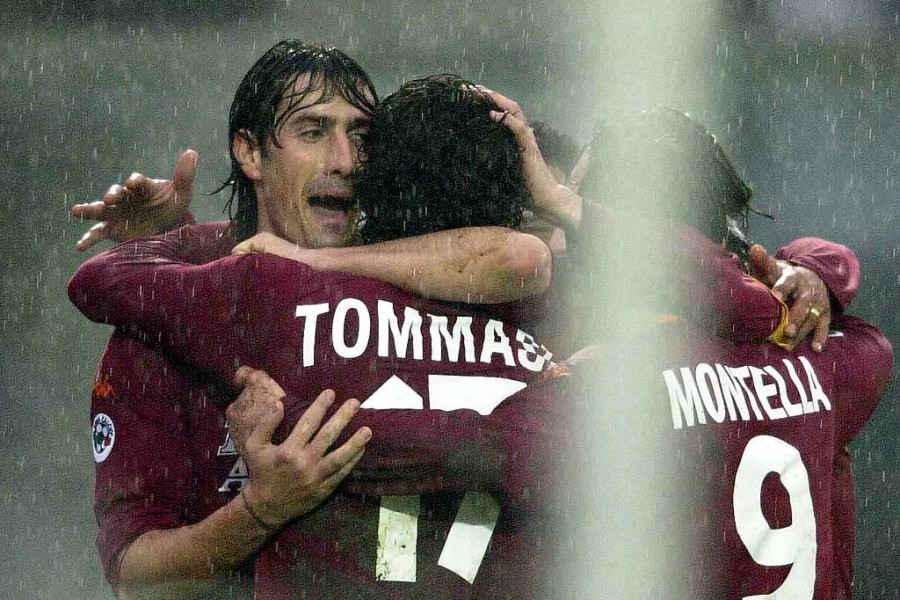 L'esultanza dei giallorossi dopo il gol del raddoppio di Tommasi