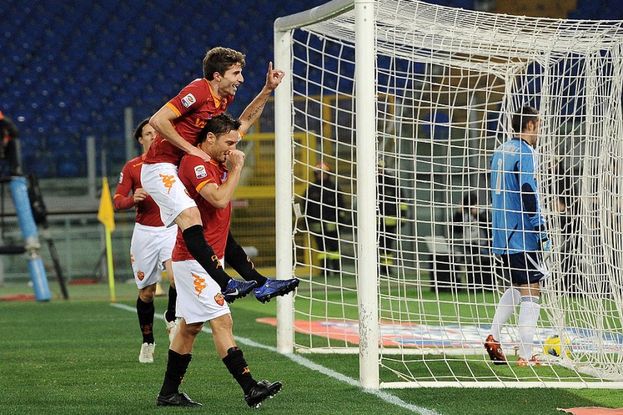 Francesco Totti festeggia con Borini il primo dei suoi due gol