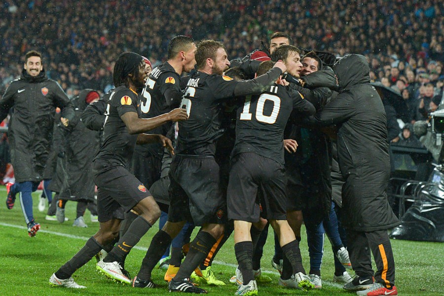 L'esultanza della Roma dopo il gol di Ljajic al de Kuip il 26 febbraio 2015