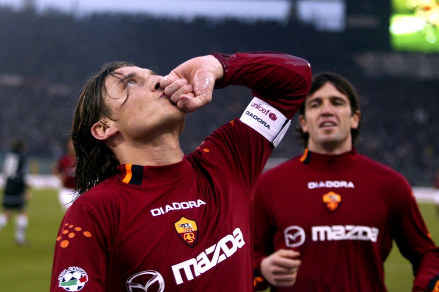 Francesco Totti esulta dopo lo splendido gol del 3-1