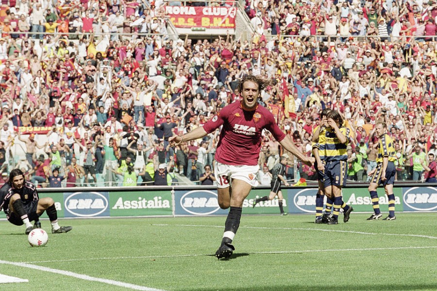 L'esultanza di Batistuta dopo il gol al Parma il 17 giugno 2001