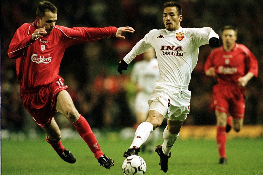 Hidetoshi Nakata in azione durante Liverpool-Roma del 2000-01