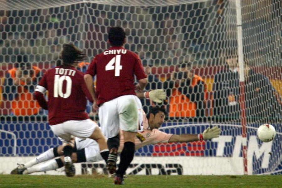 Francesco Totti trasforma il rigore del raddoppio