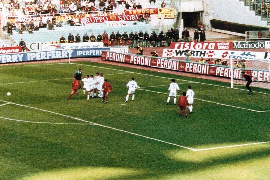 Totti calcia la punizione che vale il momentaneo 4-0