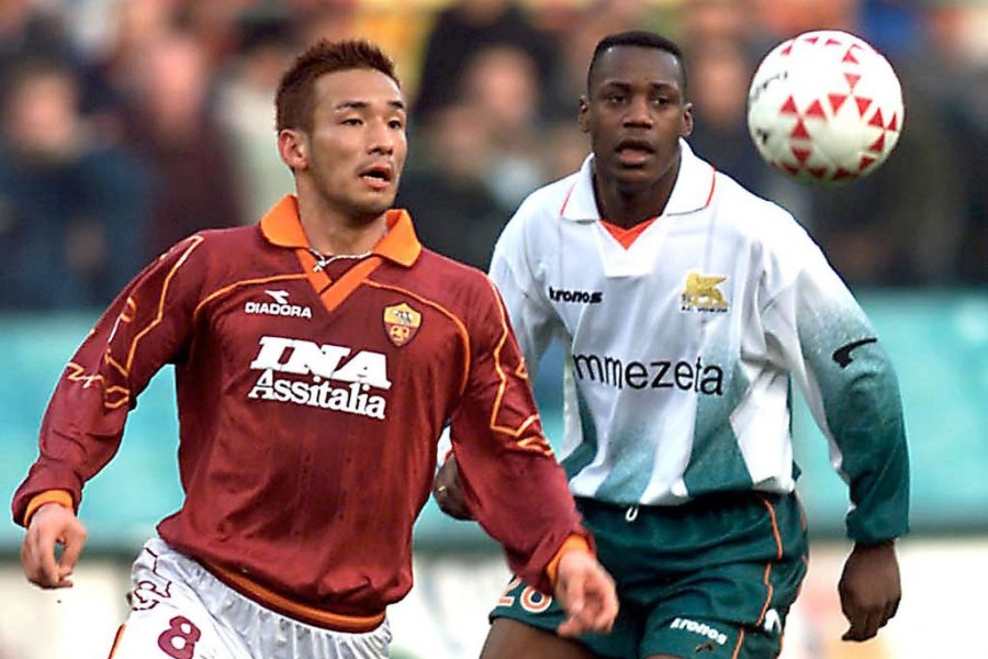 Hidetoshi Nakata in azione contro il Venezia il 6 febbraio 2000