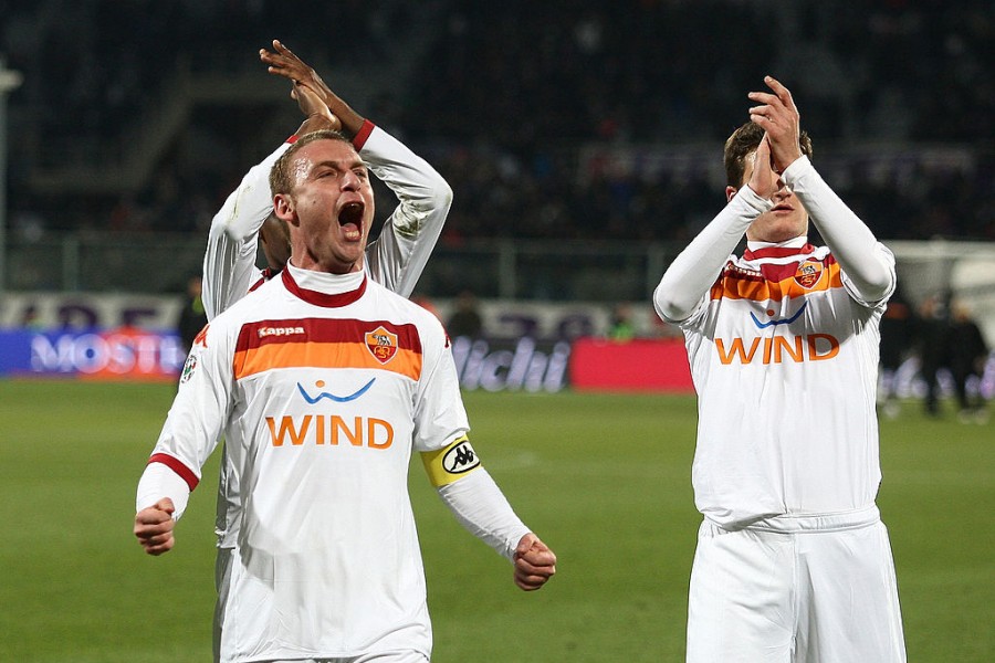 De Rossi e compagni esultano sotto il \