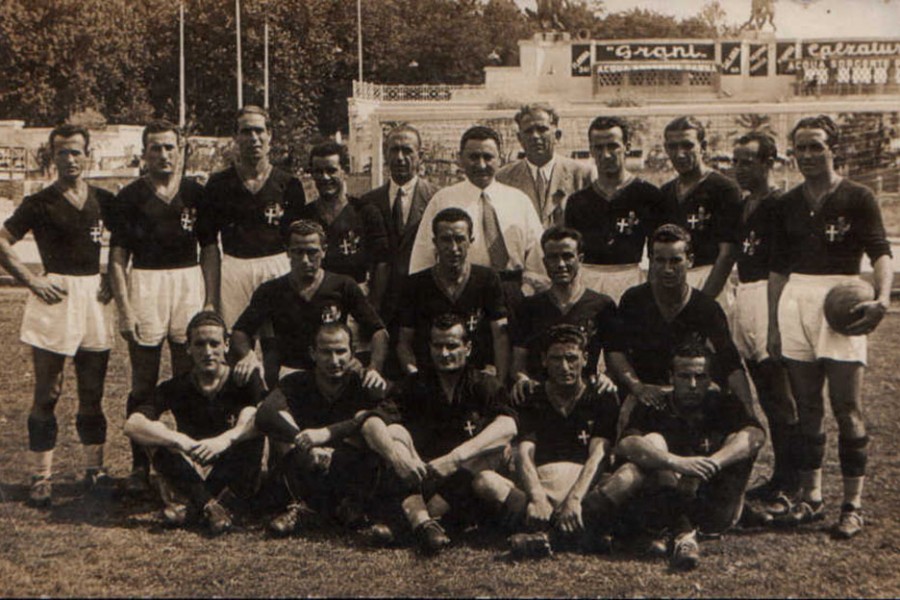 Schaffer, quinto in piedi da destra, posa con la Roma Campione d'Italia 1941-42