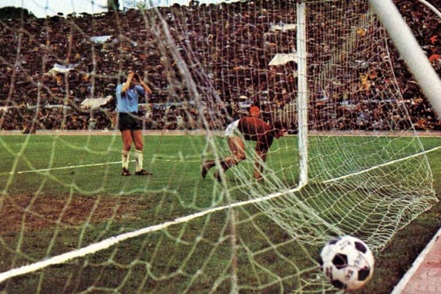 Pierino Prati corre a festeggiare subito dopo aver segnato il gol-vittoria