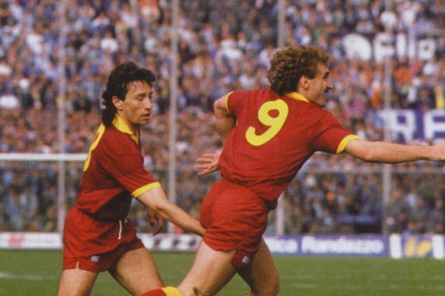 L'esultanza di Rudi Voeller dopo il gol che decide il derby