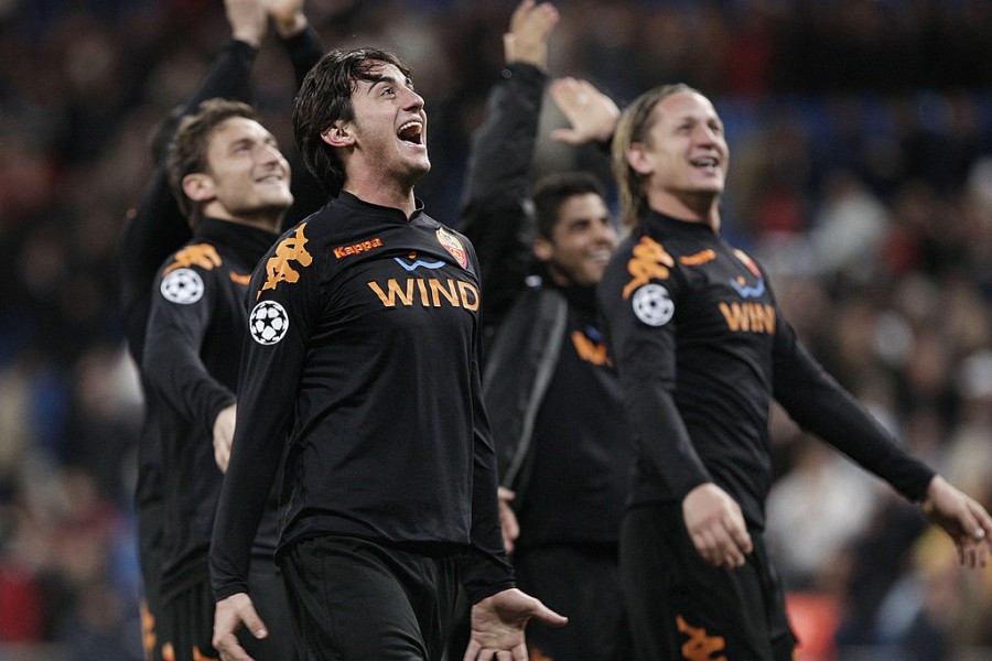L'esultanza della Roma sotto al setto ospiti del Santiago Bernabeu