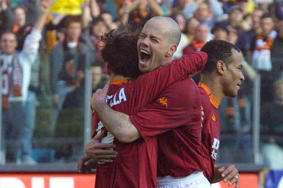 L'abbraccio tra Zago e Montella dopo il gol del 3-1 giallorosso