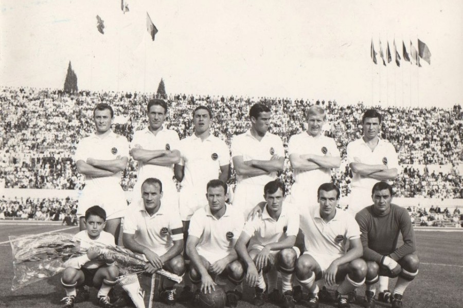 Una formazione della Roma nella stagione 1964-65: Carpanesi è il secondo da sinistra in piedi