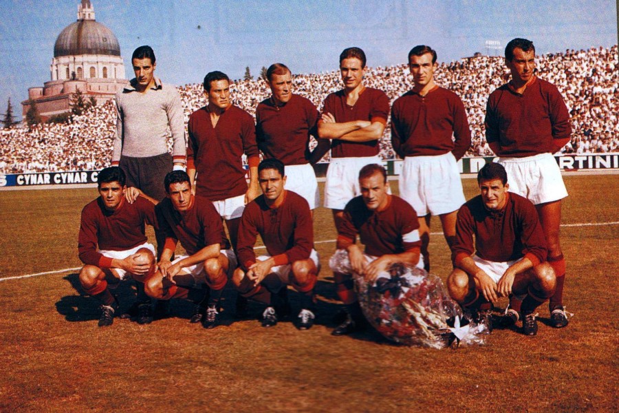 Una formazione della Roma negli Anni 60: Angelillo è il secondo in piedi da sinistra