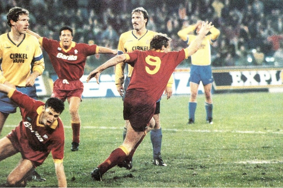 L'esultanza di Voeller subito dopo aver segnato il gol-vittoria