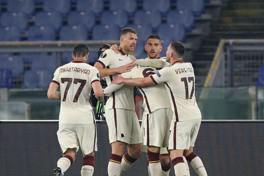 L'esultanza della squadra dopo il gol di Dzeko